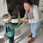 WRĘCZENIE NAUCZYCIELOWI UPOMINKU Z OKAZJI DNIA KOBIET