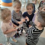 WRĘCZENIE DZIEWCZYNKOM UPOMINKÓW PRZEZ CHŁOPCÓW