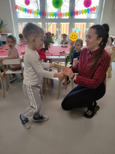 WRĘCZENIE UPOMINKU Z OKAZJI DNIA KOBIET