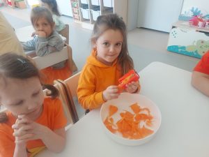 DZIEWCZYNKA OBIERA MARCHEWKĘ