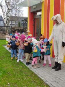 DZIECI WRAZ Z ZAJĄCZKIEM SZUKAJĄ KOSZYCZKÓW