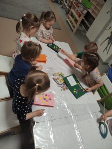 OZDABIANIE PRZEZ DZIECI KARTEK WIELKANOCNYCH
