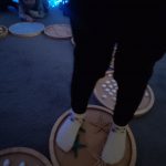 DZIECI CHODZĄ STOPAMI PO ŚCIEŻCE SENSORYCZNEJ
