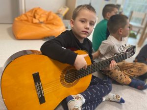 Chłopiec gra na gitarze