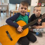 Chłopiec gra na gitarze