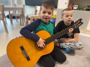 Chłopiec gra na gitarze
