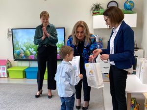 Wręczanie dziecku dyplomu i upominku