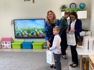 Wręczanie dziecku dyplomu i upominku