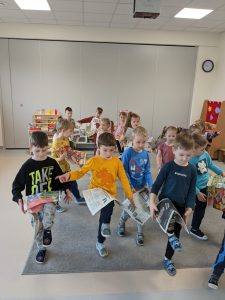 Dzieci w trakcie zabawy ruchowej z gazetą