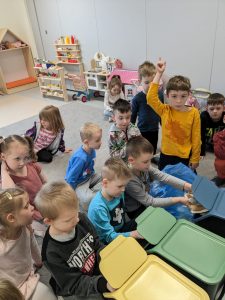 Dzieci segregują śmieci