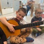 Chłopiec gra na gitarze