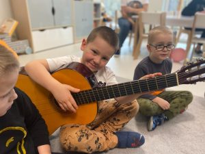 Chłopiec gra na gitarze