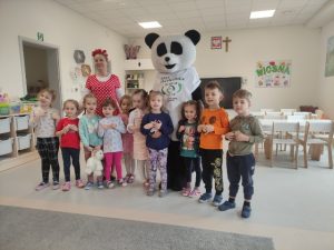 Dzieci pozują do zdjęcia z Recyklinką i Jarzębinką