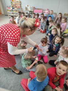 Jarzębinka rozdaje naklejki dzieciom