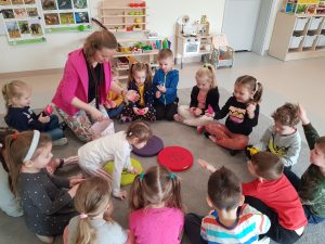 Dzieci z Panią psycholog siedzą w kole na dywanie