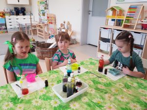 Dzieci wykonują mydełka