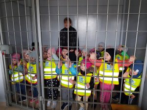 Dzieci zwiedzające pomieszczenie aresztu