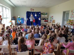 Dzieci oglądające pokaz iluzjonisty