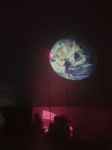 Planeta ziemi wyświetlana w planetarium