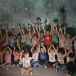 Grupa dzieci w planetarium