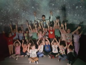 Grupa dzieci w planetarium