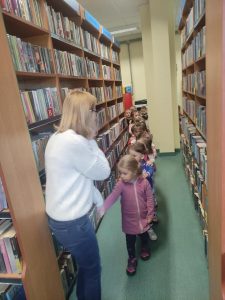 ZWIEDZANIE BIBLIOTEKI PRZEZ DZIECI