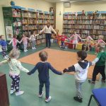 ZABAWY DZIECI Z PANIĄ BIBLIOTEKARKĄ