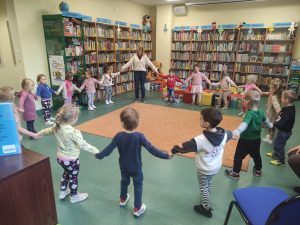 ZABAWY DZIECI Z PANIĄ BIBLIOTEKARKĄ