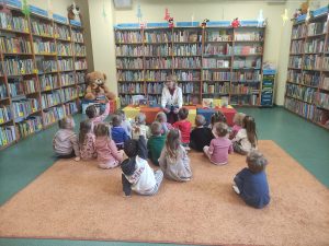 PANI BIBLIOTERKA ODPOWIADA NA ZADANE PRZEZ DZIECI PYTANIA