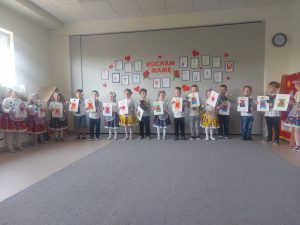 ZDJĘCIE DZIECI Z UPOMINKAMI DLA MAM