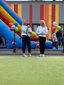 Pani Dyrektor i wicedyrektor witają rodziców na festynie