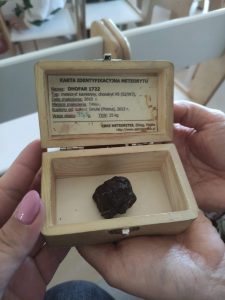 Drewniane pudełko, w którym jest kawałek meteorytu znalezionego w 2010r.