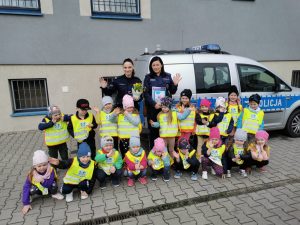Cała grupa przedszkolna z policjantkami pozująca do zdjęcia