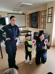 Dwie panie policjantki i chłopiec