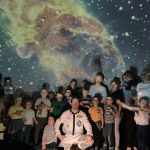 Grupa dzieci w planetarium