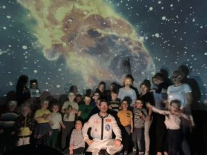 Grupa dzieci w planetarium