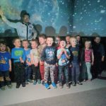 Grupa dzieci w planetarium