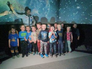 Grupa dzieci w planetarium