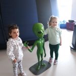 Dwoje dzieci i postać ufoludka