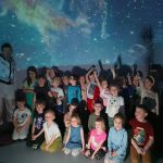 Grupa dzieci w planetarium
