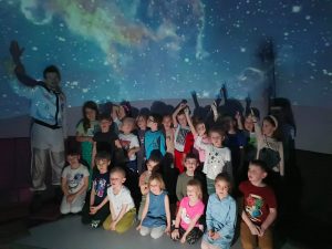 Grupa dzieci w planetarium