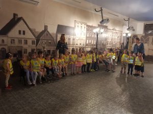 Grupa dzieci przy latarni w muzeum