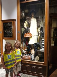 Dzieci przed witryną sklepową w muzeum