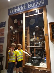Dzieci przed witryną sklepową w muzeum