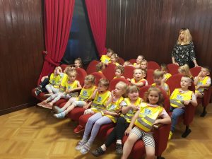 dzieci w dawnym kinie w muzeum