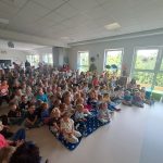 Przedszkolaki wraz z paniami oglądający przedstawienie teatralne.