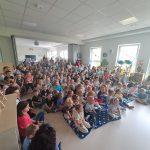 Przedszkolaki wraz z paniami oglądający przedstawienie teatralnes
