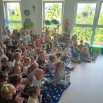 Przedszkolaki oglądający przedstawienie teatralne.