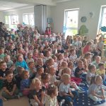 Przedszkolaki wraz z paniami oglądający przedstawienie teatralne
