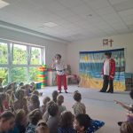 Dzieci oglądające teatrzyk "Bezpieczne zabawy nad wodą"